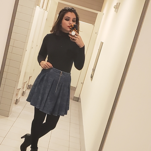 Welcome to my closet 💋 - Picture 6 of 8